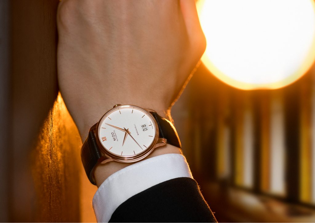 Mido Automatic Baroncelli Big Date watch on the wrist offers simple elegance. 